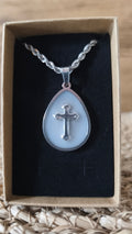 Médaillon croix en relief